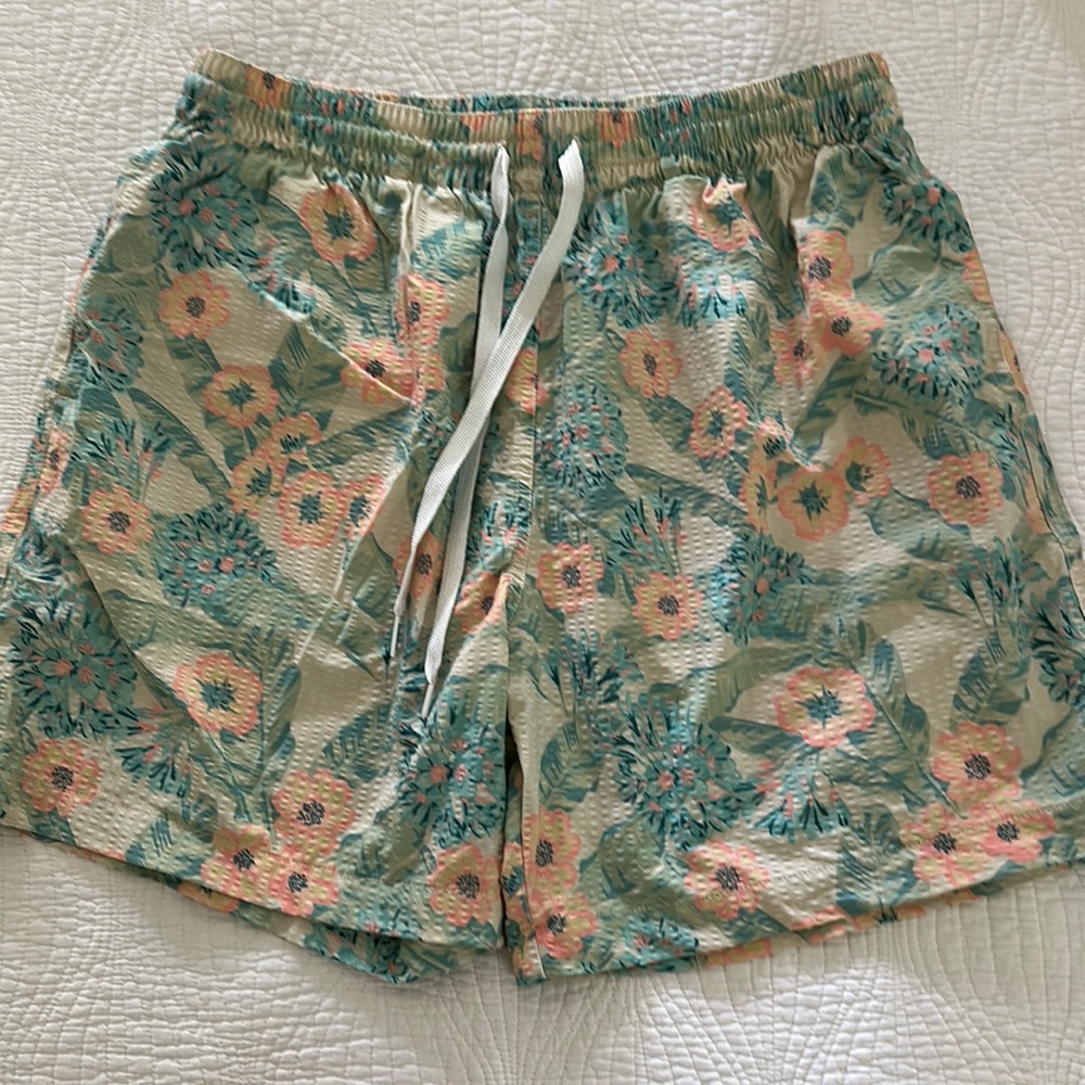 Men’s Chubbies 5.5” inseam floral swim trunks. Like new